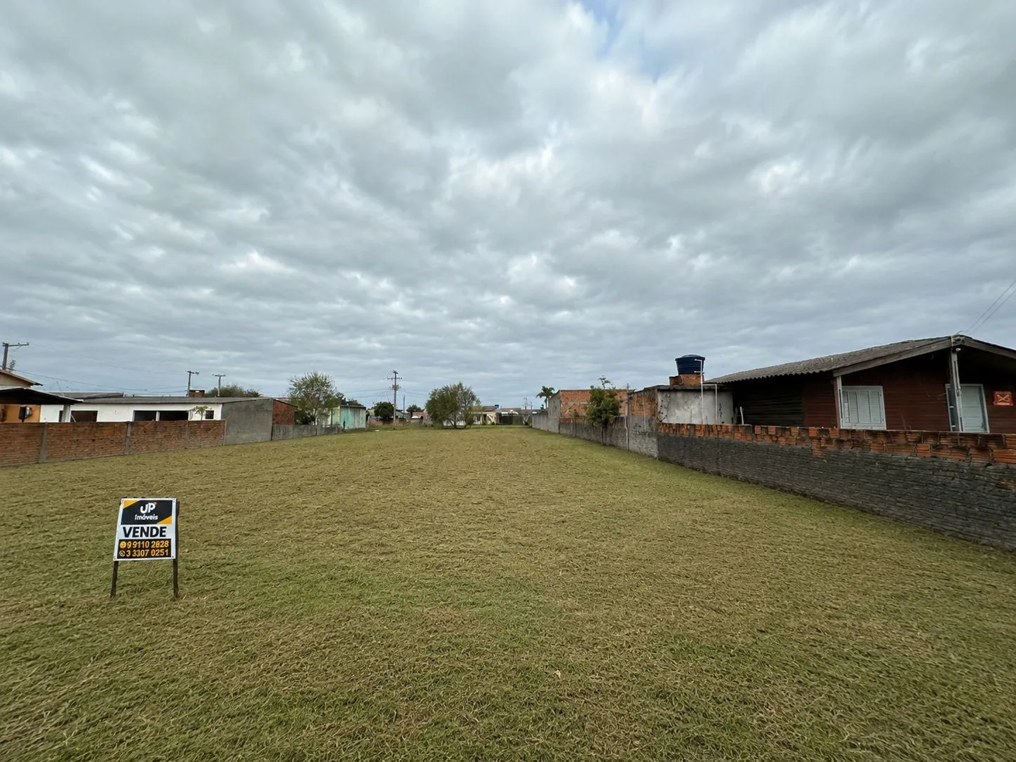 Terreno à venda na Vila Princesa, Três Vendas - 360 m² de área total, com 12 metros e totalmente plano.