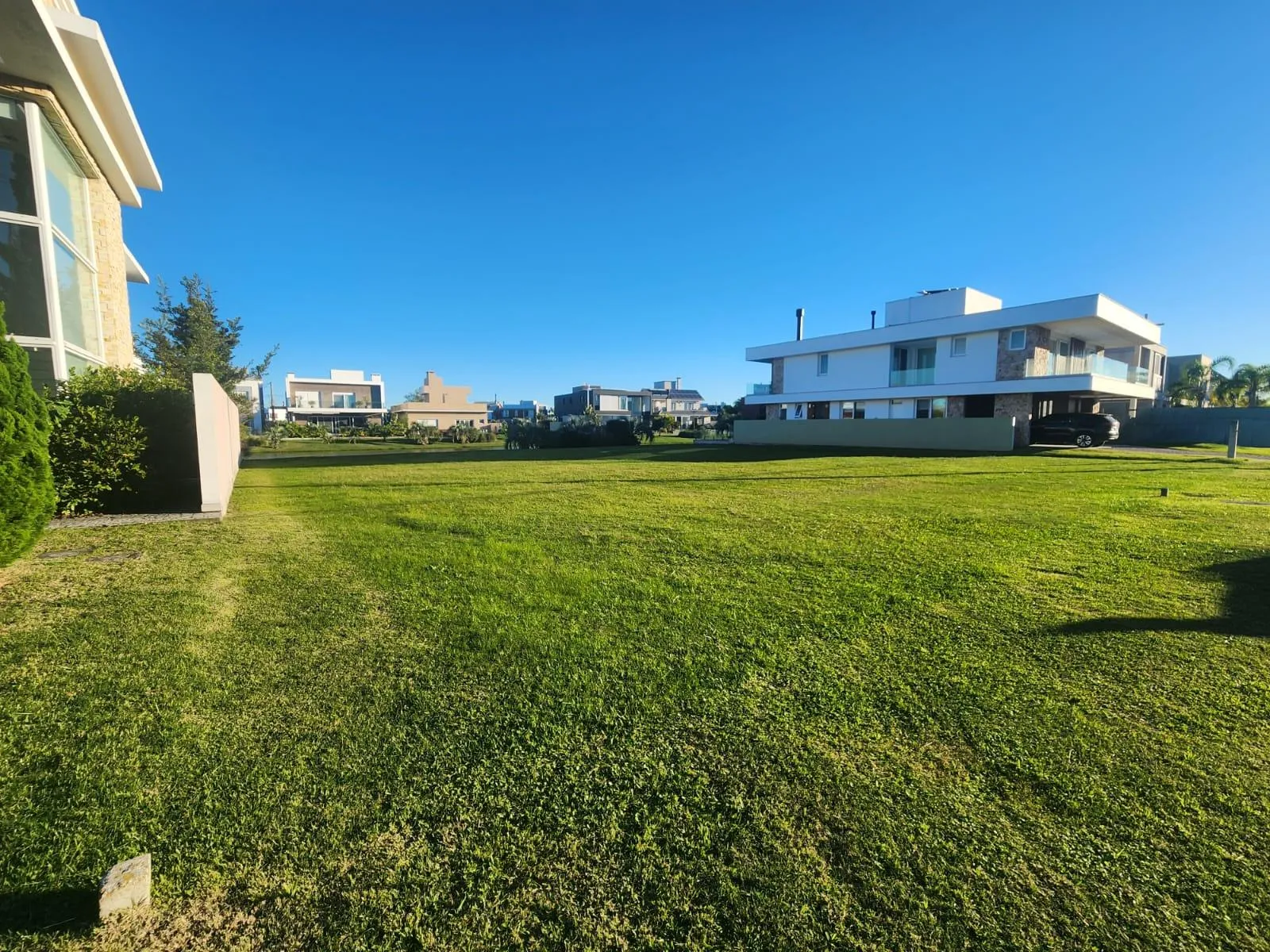 Terreno com fundo lago à venda no Lagos de São Gonçalo, Pelotas - 450 m² de área total em condomínio completo de alto padrão.