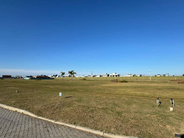 Terreno com 357m², à venda, no bairro Laranjal em Pelotas