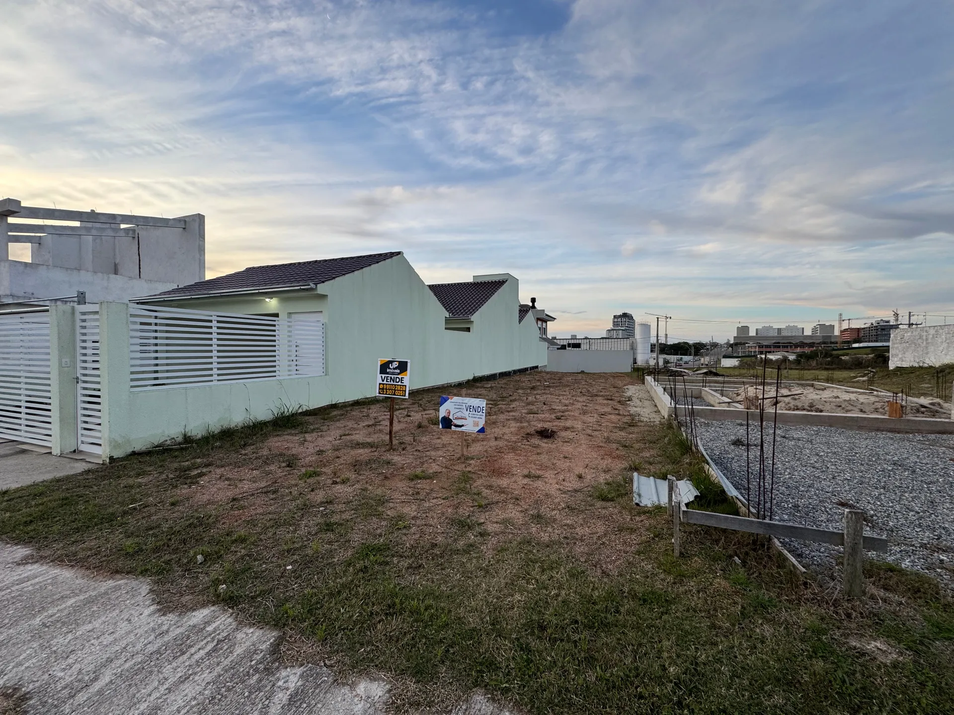 Terreno à venda no Quinta do Lago, Três Vendas - 217m² de área total na parte alta e pronto para construir em região de alta valorização.