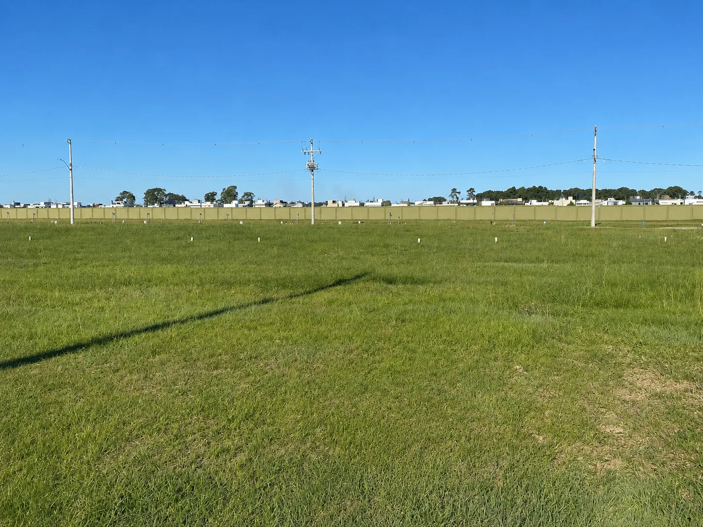 Terreno à venda no Condomínio Riviera, Laranjal - 312 m² de área total, sendo 12 metros de frente e localização privilegiada.