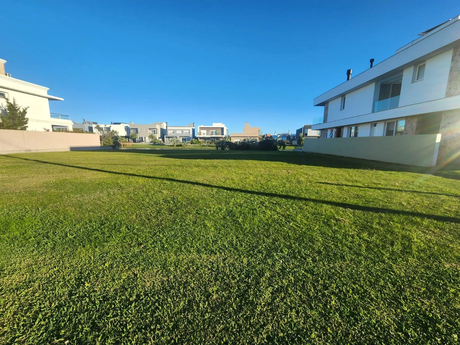 Terreno fundo lago à venda no Lagos de São Gonçalo, Pelotas - 450 m² (15x30m) e condomínio com infraestrutura de alto padrão.