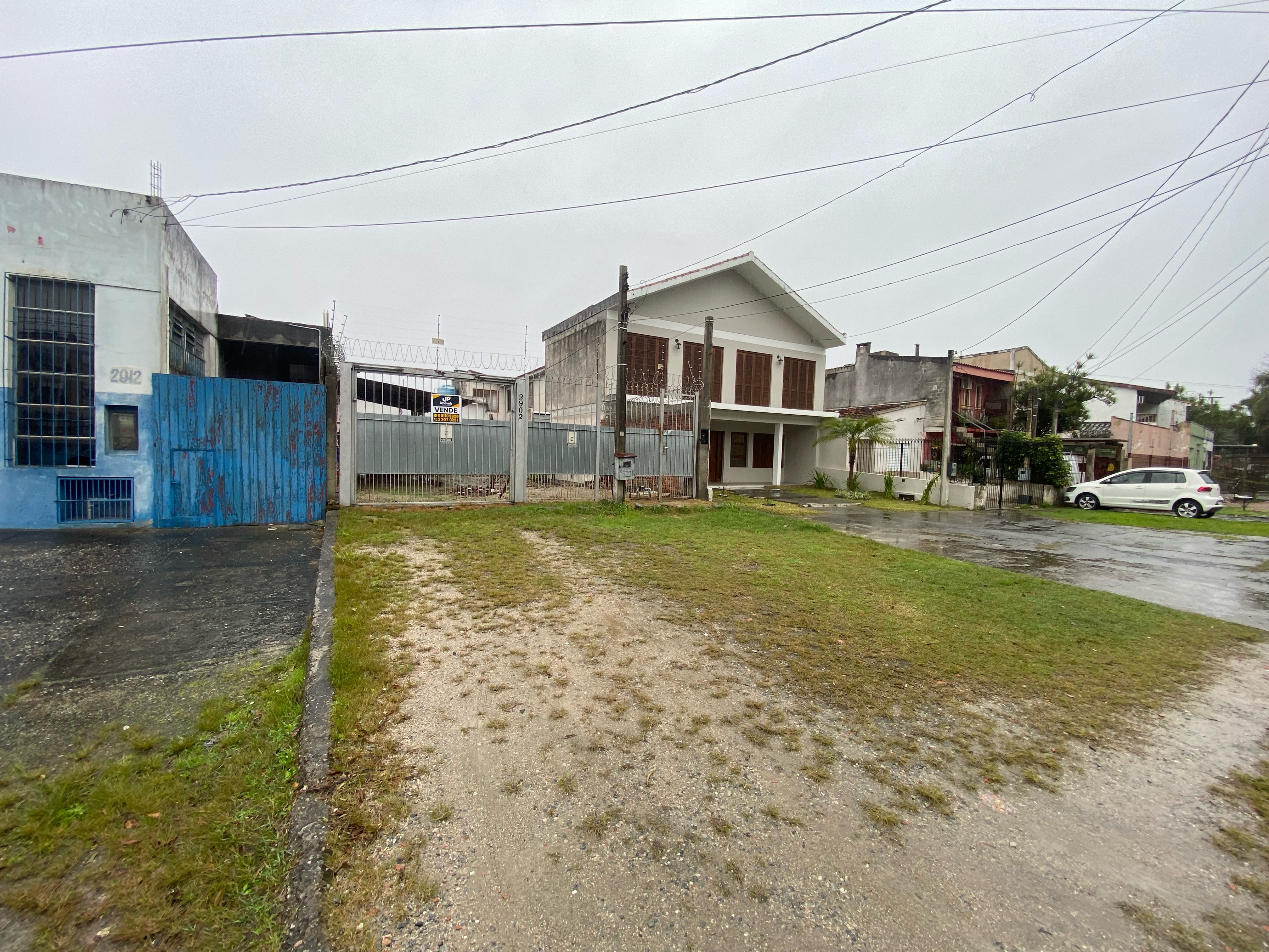 Terreno com construção à venda no Areal, Pelotas - 240 m², estrutura para até 4 pavimentos e alto potencial de investimento.