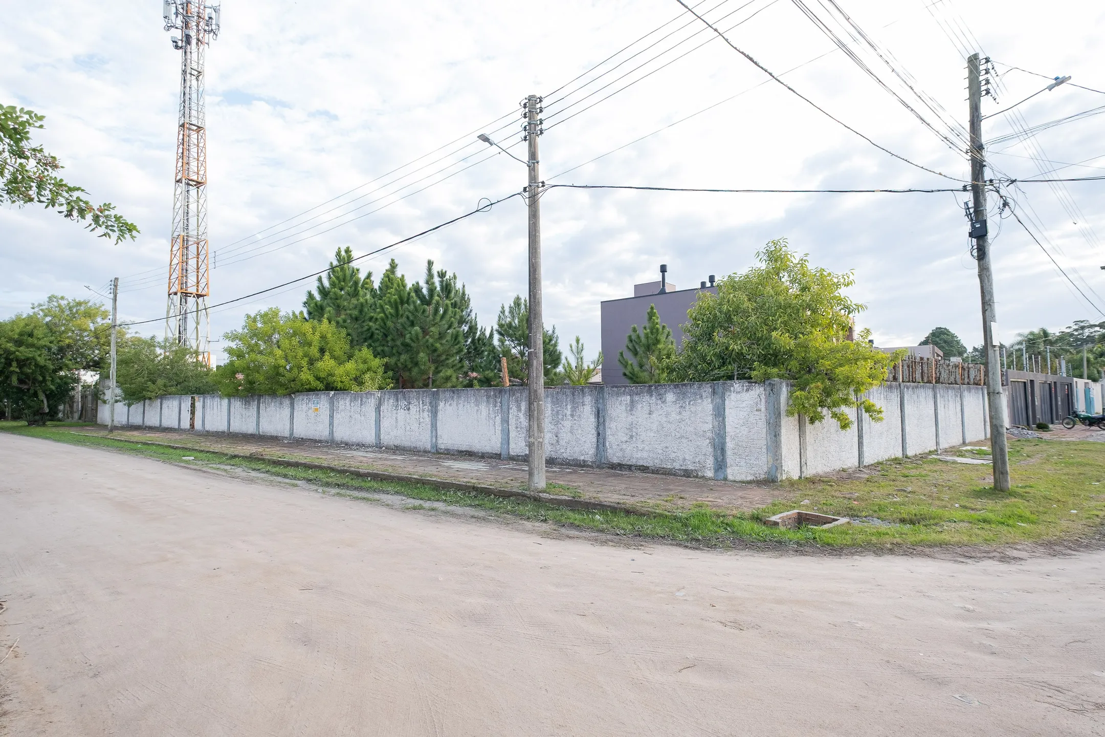 Terreno de esquina à venda no Recanto de Portugal - 1.100 m² (22x50), totalmente murado e com alto potencial construtivo.