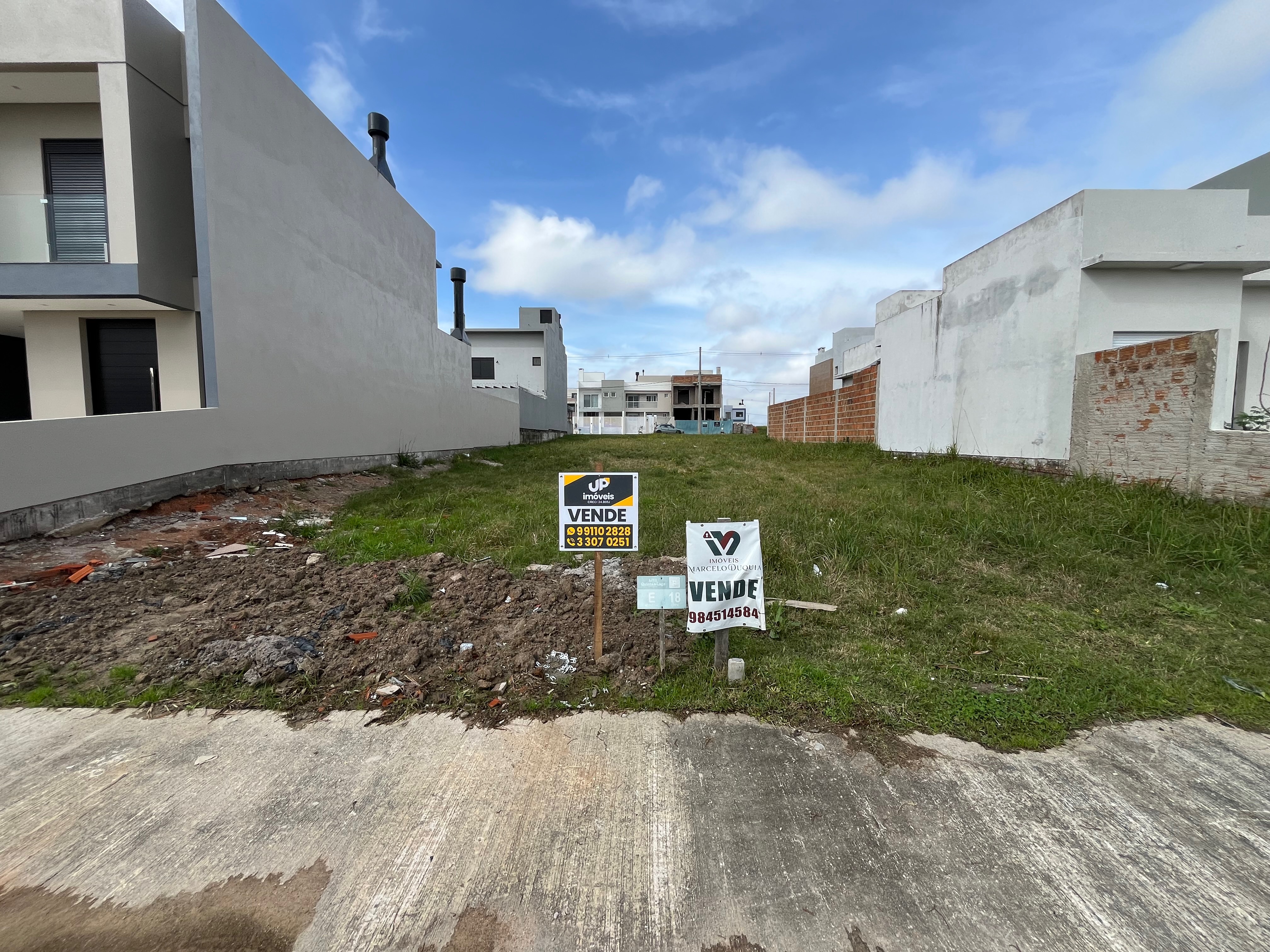 Terreno à venda no Quinta do Lago, Três Vendas - 182 m², dimensões de 7x26m e excelente oportunidade de investimento.