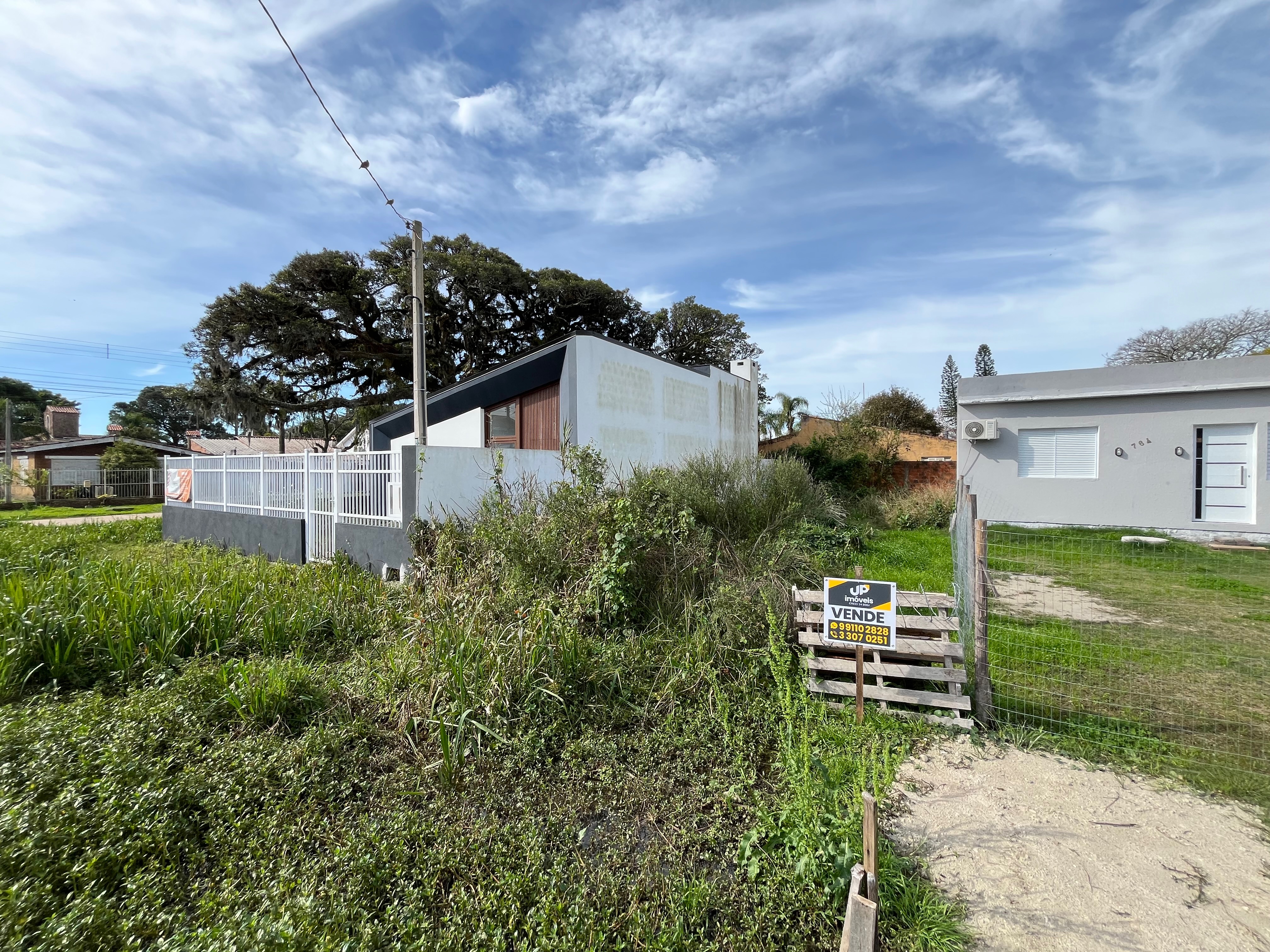 Terreno à venda no Laranjal, Pelotas - 140 m², com dimensões de 7x20m em excelente localização.