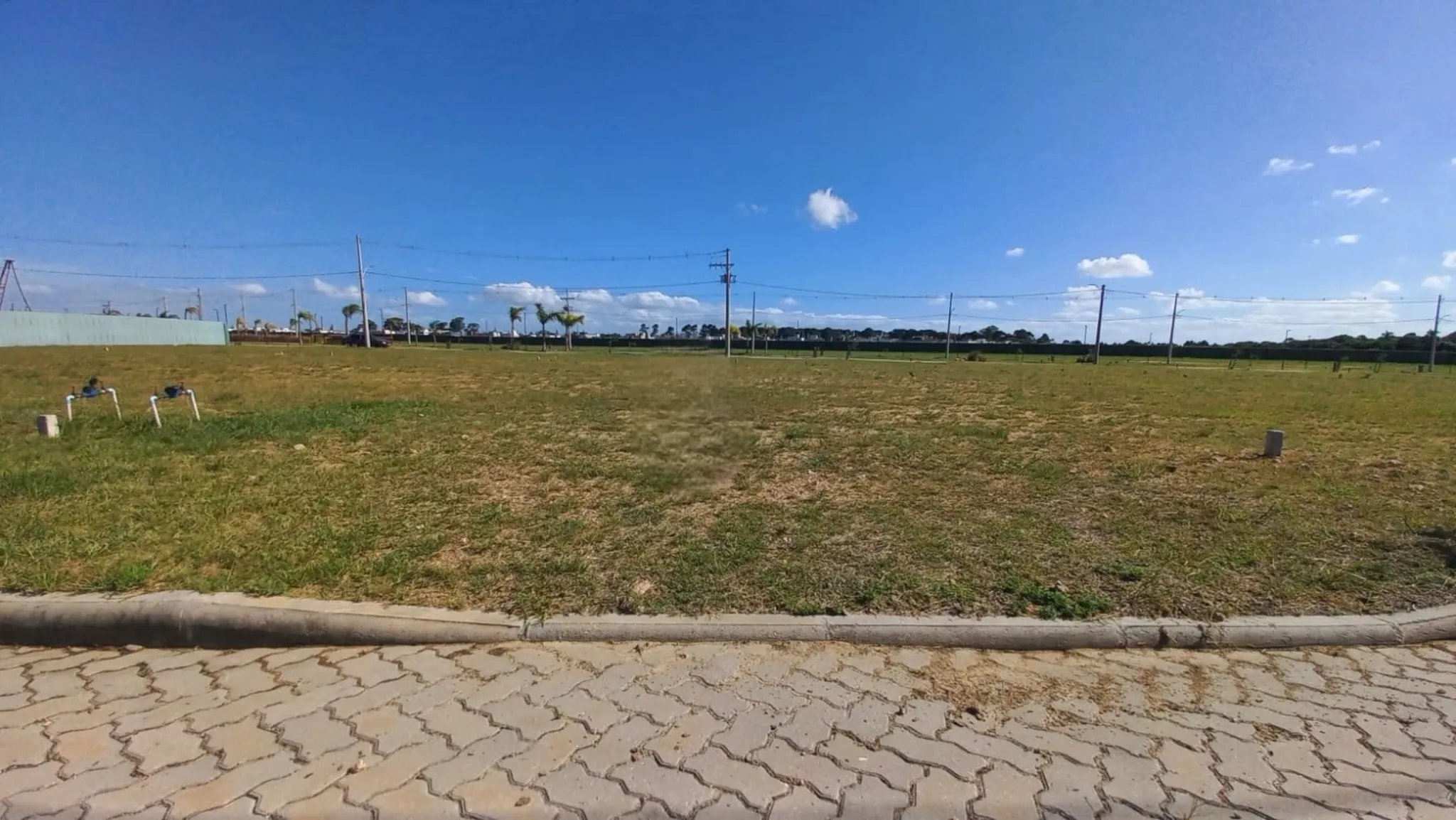 Terreno à venda no Rivieira, Laranjal - 250 m² (10x25m) com infraestrutura de lazer completa e alto potencial de valorização.