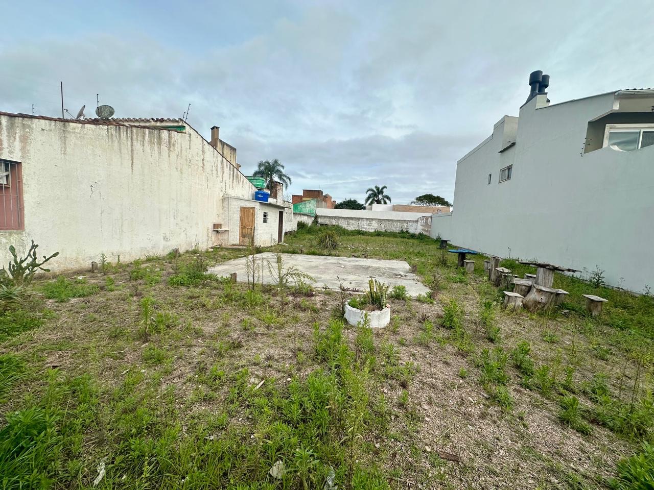 Terreno à venda no Laranjal, Pelotas - 532,5 m², frente norte em avenida privilegiada com amplo espaço e excelente potencial construtivo.