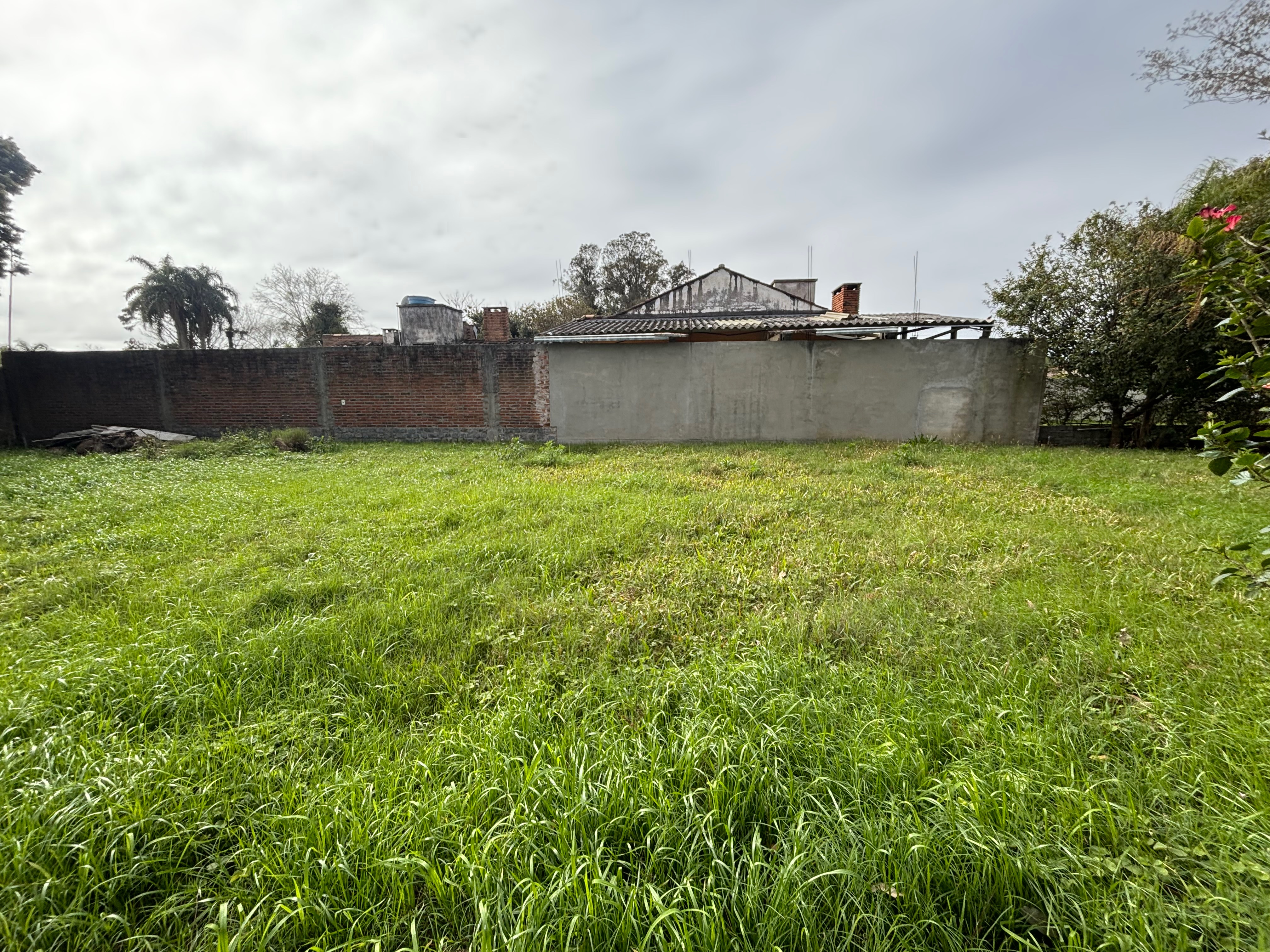 Terreno de esquina à venda no Laranjal, Pelotas - 480 m², parte alta, pronto para construir e fora de zona de alagamento.