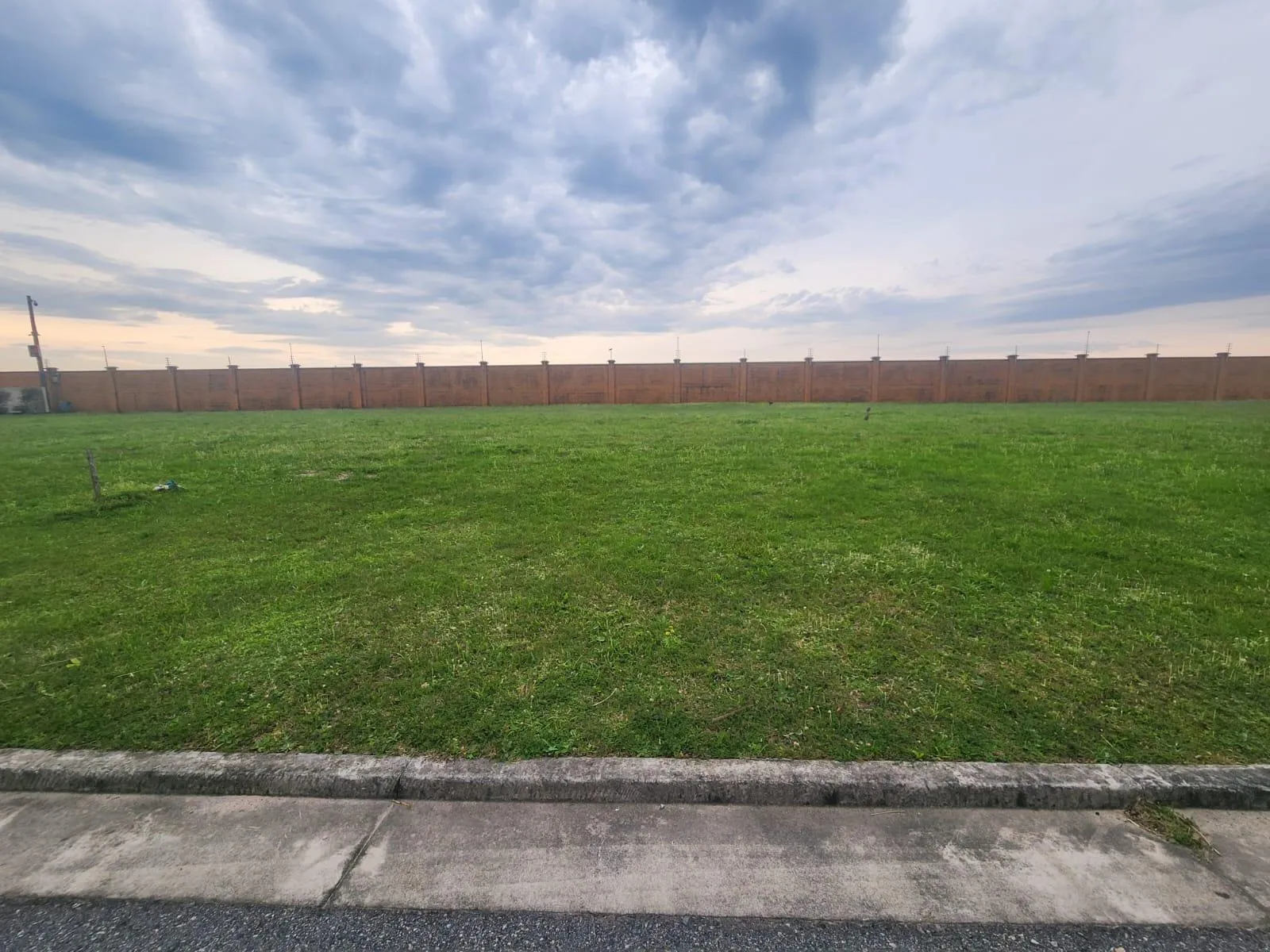 Terreno à venda no Alphaville, Laranjal - 380 m², localização privilegiada em frente à pracinha e condomínio com infraestrutura de alto padrão.