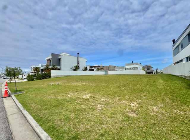 Terreno com 416m², à venda, no bairro Laranjal em Pelotas