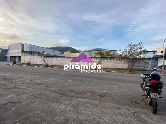 Terreno com 920m², à venda, no bairro Centro em Caraguatatuba