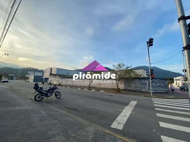 Terreno com 920m², à venda, no bairro Centro em Caraguatatuba