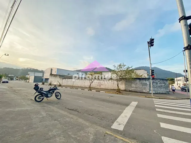 Terreno com 920m², à venda, no bairro Centro em Caraguatatuba