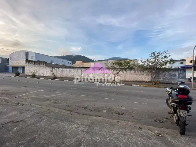 Terreno com 920m², à venda, no bairro Centro em Caraguatatuba