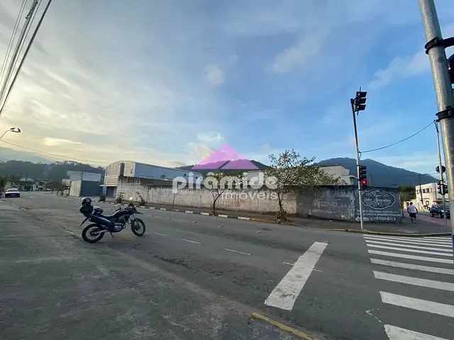 Terreno com 920m², à venda, no bairro Centro em Caraguatatuba