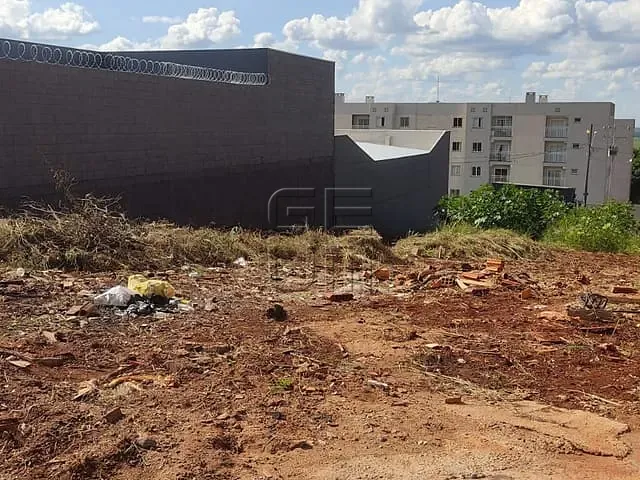 Terreno com 295m², à venda, no bairro Conjunto Habitacional Antônio Euthymio Casaroto em Cambé