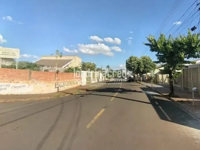 Terreno com 350m², à venda, no bairro Califórnia em Londrina