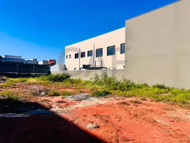 Terreno com 540m², à venda, no bairro Centro em Holambra