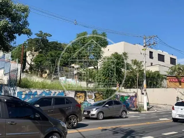 Terreno com 900m², à venda, no bairro Morumbi em São Paulo