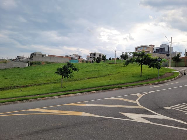 Terreno com 450m², à venda, no bairro Jardim Marlene Miranda em Taubaté