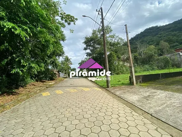 Terreno com 360m², à venda, no bairro Cocanha em Caraguatatuba
