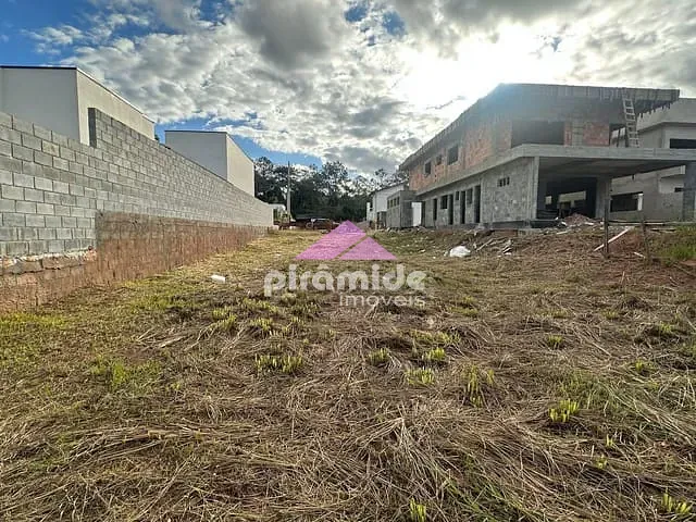 Terreno com 647m², à venda, no bairro Centro em Guararema