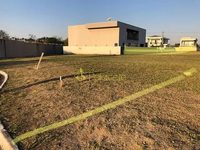 Terreno com 298m², à venda, no bairro Centro em Potim