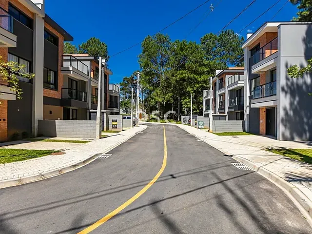 Casa 3 quartos e 4 banheiros, à venda, no bairro Santa Cândida em Curitiba