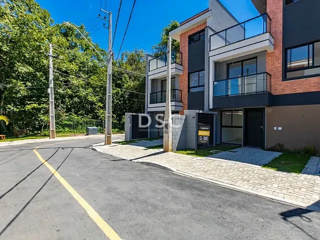 Casa 3 quartos e 4 banheiros, à venda, no bairro Santa Cândida em Curitiba