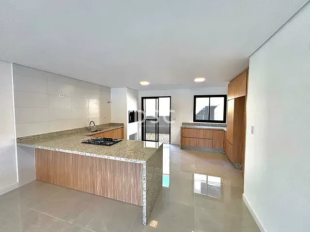 Casa 4 quartos e 5 banheiros, à venda, no bairro Tingui em Curitiba