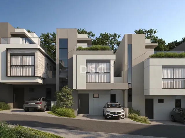 Casa 3 quartos e 5 banheiros, à venda, no bairro Campo Comprido em Curitiba