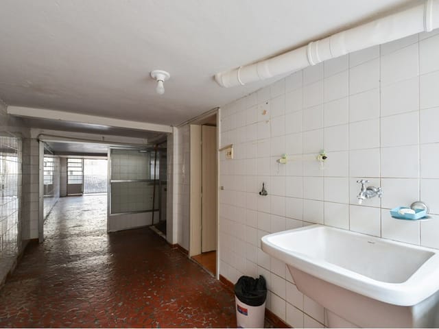 Foto do Casa - CASA ACOLHEDORA COM ESPAÇO GOURMET E CHURRASQUEIRA, COM 3 DORMITÓRIOS, 2 BANHEIROS BEM DISTRIBUÍDOS, E UM LAVABO PARA MAIOR COMODIDADE POSSUI 130 M² E 3 VGS! | Lares e Andares Imóveis
