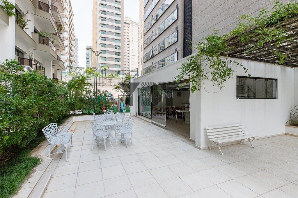 Apartamento à venda com 4 quartos, 223m² - Foto 2