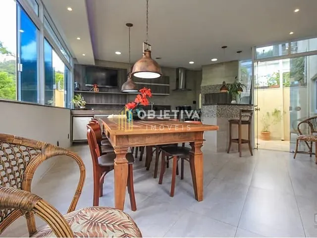 Casa 4 quartos e 4 banheiros, à venda, no bairro Teresópolis em Porto Alegre