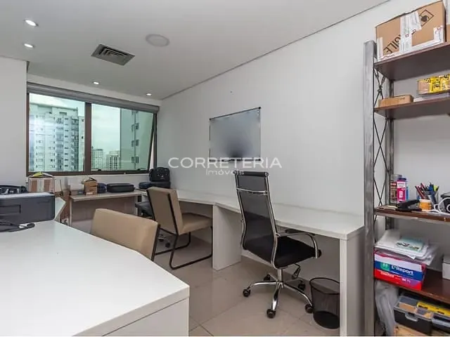 Sala à venda, no bairro Moema em São Paulo