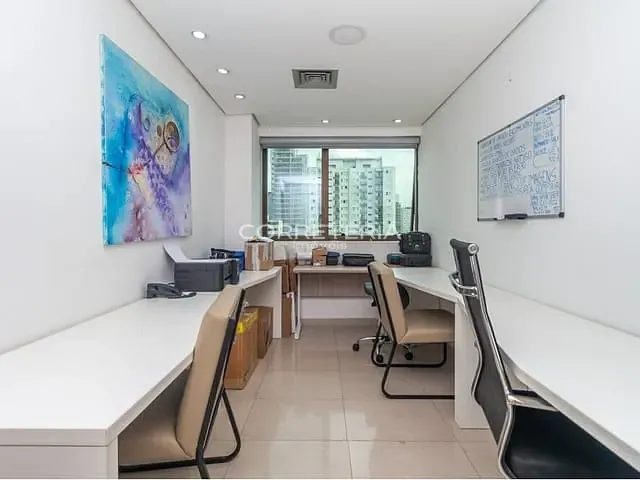 Sala à venda, no bairro Moema em São Paulo