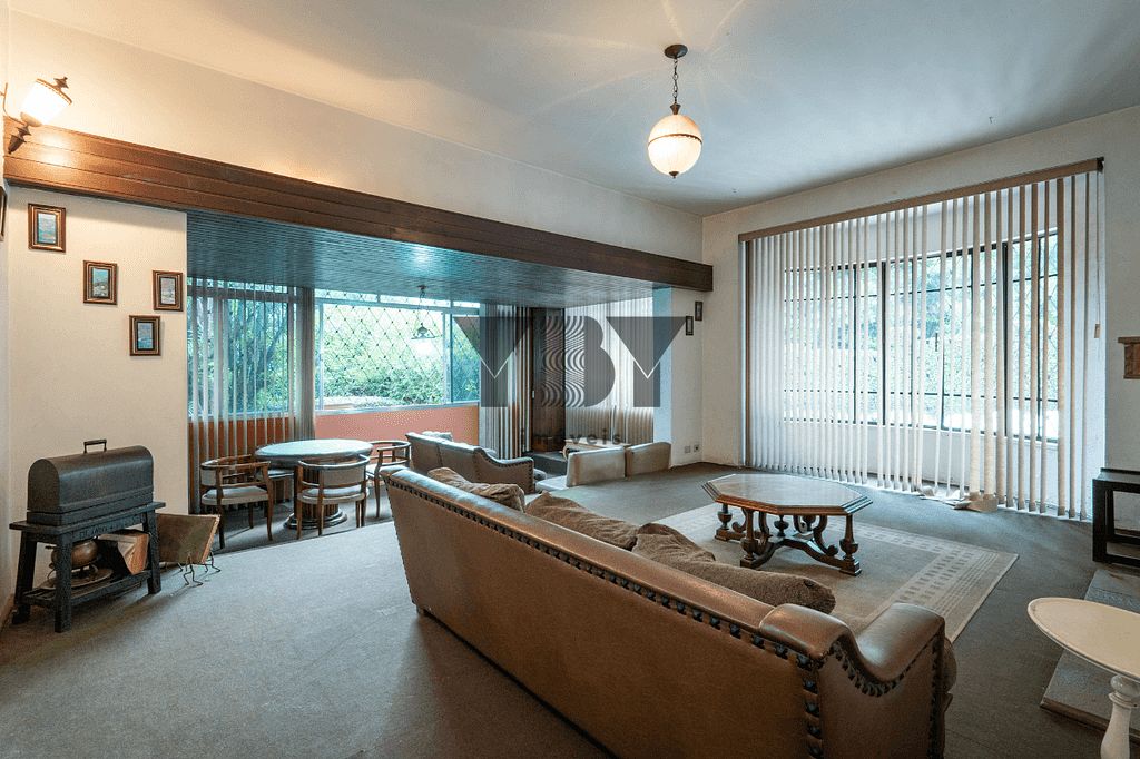 Casa à venda com 4 quartos, 330m² - Foto 1