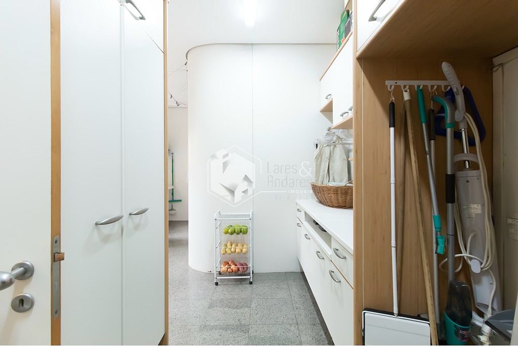 Apartamento à venda com 3 quartos, 271m² - Foto 2