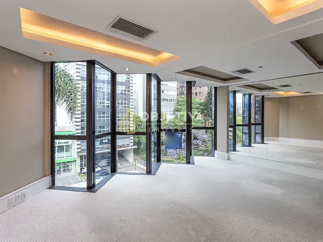 Sala à venda ou para alugar, no bairro Moinhos de Vento em Porto Alegre