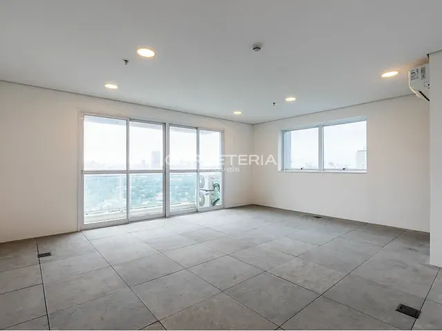 Sala à venda, no bairro Santo Amaro em São Paulo