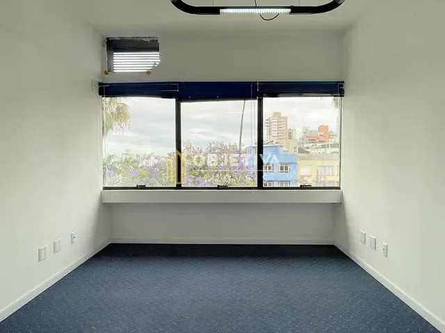 Sala à venda, no bairro Petrópolis em Porto Alegre