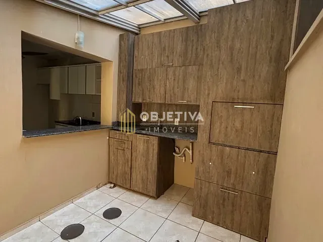 Casa 3 quartos e 4 banheiros, à venda, no bairro Medianeira em Porto Alegre
