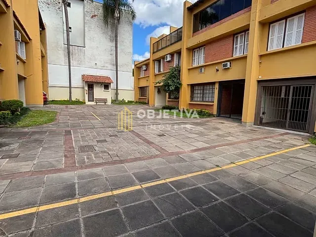 Casa 3 quartos e 4 banheiros, à venda, no bairro Medianeira em Porto Alegre