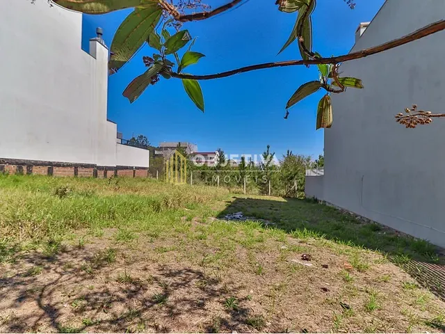 Terreno à venda, no bairro Guarujá em Porto Alegre