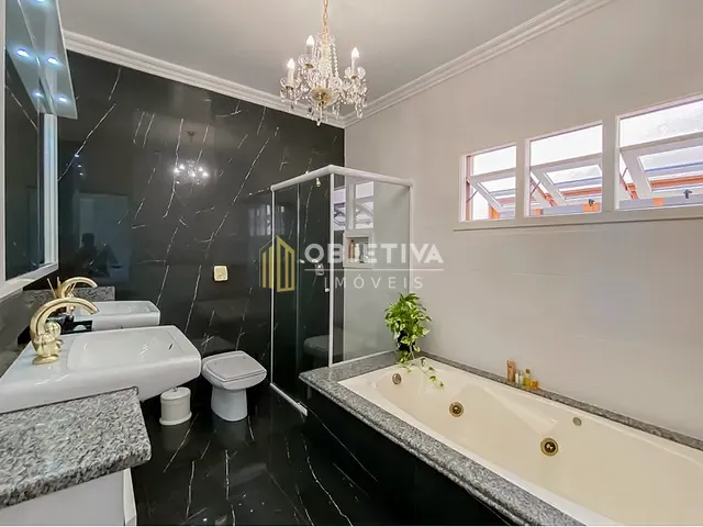 Casa 4 quartos e 5 banheiros, à venda, no bairro Teresópolis em Porto Alegre