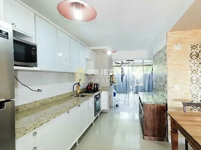 Casa 3 quartos e 4 banheiros, à venda, no bairro Guarujá em Porto Alegre