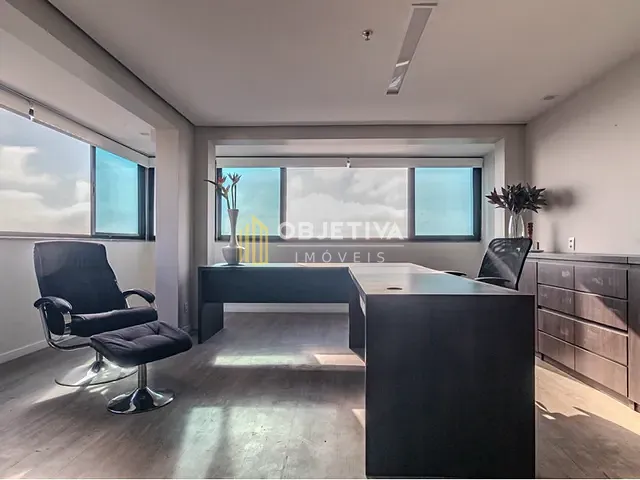 Sala à venda, no bairro Três Figueiras em Porto Alegre