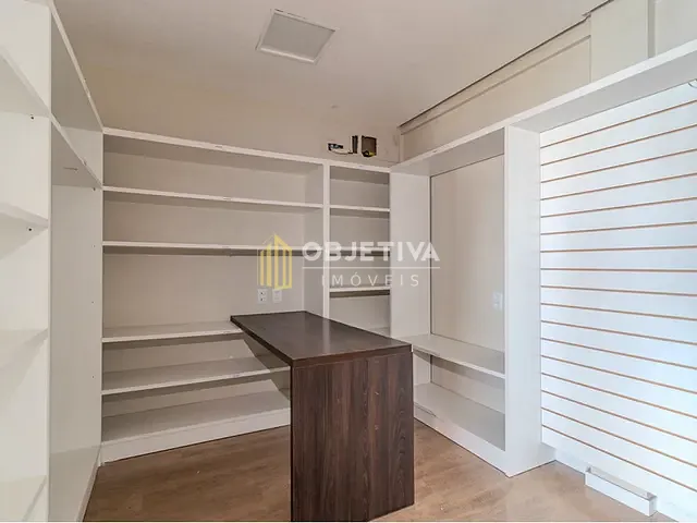 Sala à venda, no bairro Três Figueiras em Porto Alegre