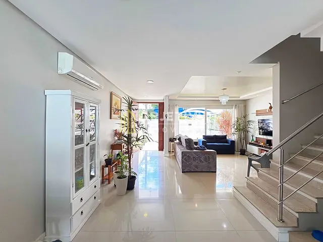 Casa 3 quartos e 3 banheiros, à venda, no bairro Hípica em Porto Alegre